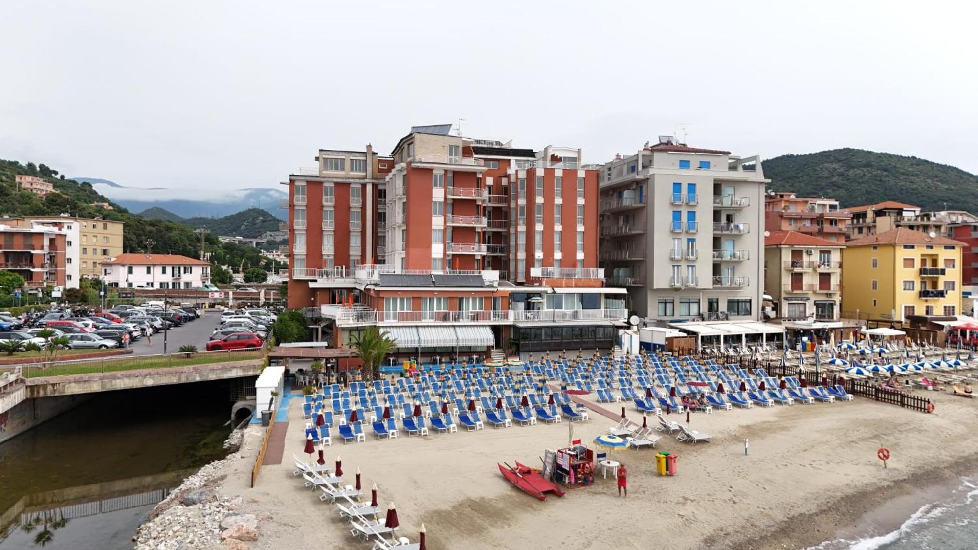 Hotel & Residence Stella Maris Пиетра Лигуре Екстериор снимка